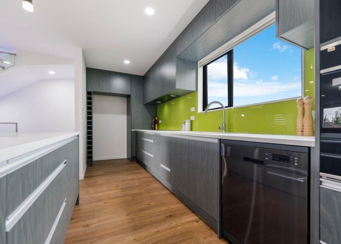  at 2/127 Stoddard Road, Mount Roskill, Auckland City, Auckland