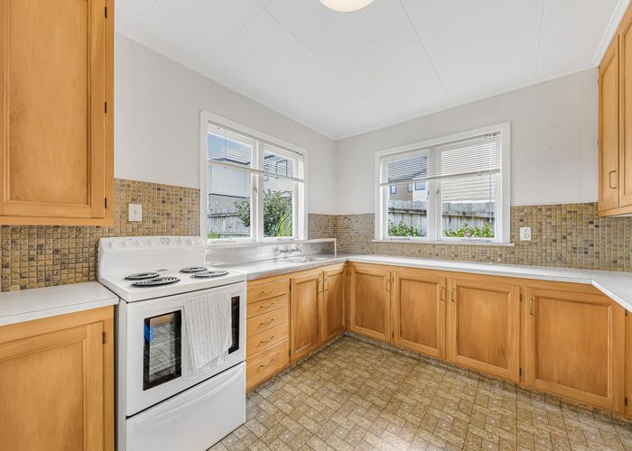  at 5 Valron Road, Te Atatu South, Waitakere City, Auckland