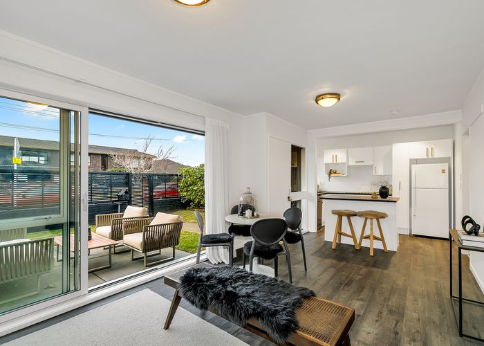  at 2/303 Point Chevalier Road, Point Chevalier, Auckland