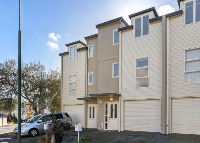 at 4 Verdale Circle, Glen Eden, Waitakere City, Auckland