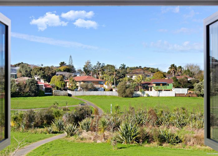  at 1/30 Curacao Place, Half Moon Bay, Auckland