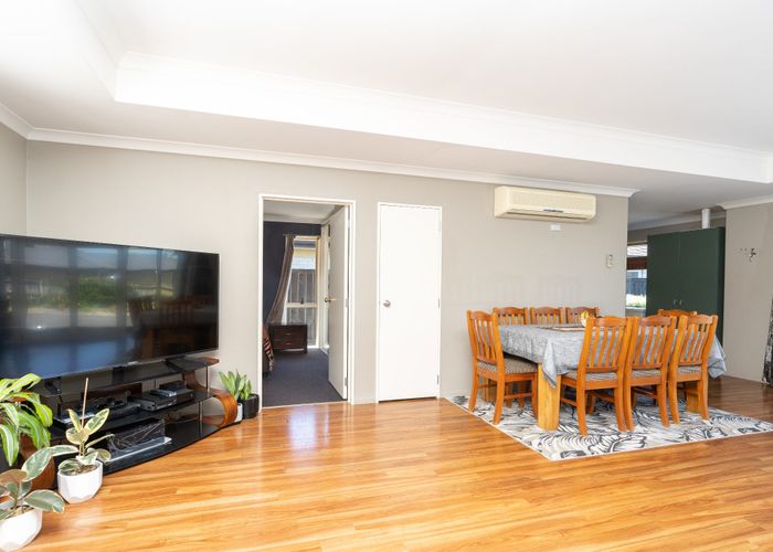  at 8 Rochford Court, Hamilton East, Hamilton