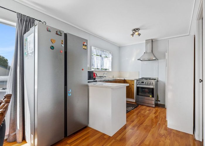  at 2/4 Kahikatea Place, Ranui, Auckland