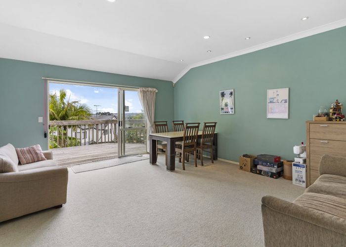  at 2/20 Sunset Road, Unsworth Heights, North Shore City, Auckland