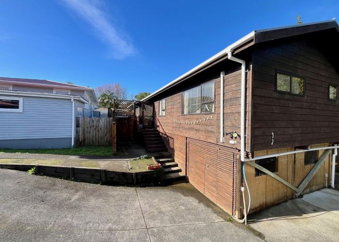  at 2/11 Firle Place, Green Bay, Waitakere City, Auckland