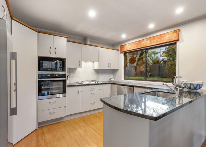  at 33 Mannering Place, Hillcrest, Auckland