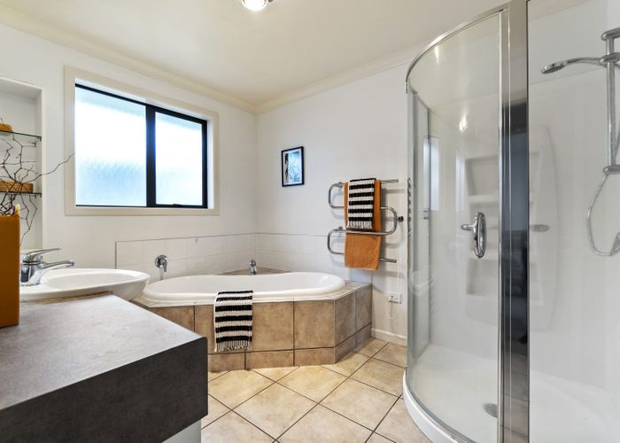  at 1 Parkwood Place, Huntington, Hamilton