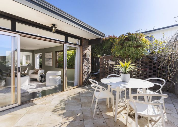  at 2/17 Hawkins Street, Meadowbank, Auckland