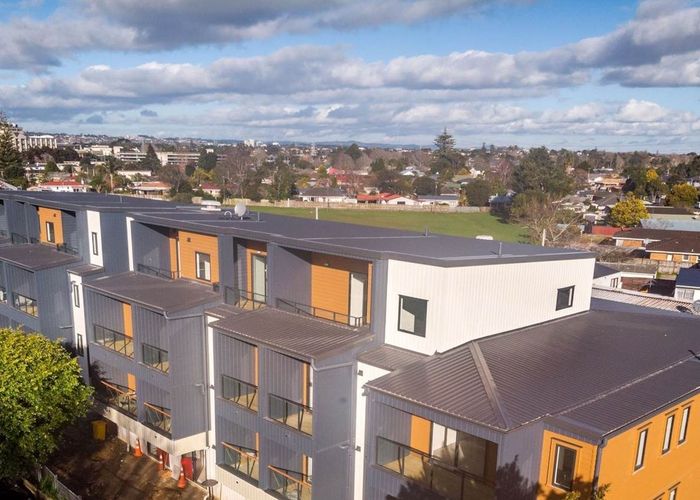  at 208/8 Gray Avenue, Mangere East, Auckland