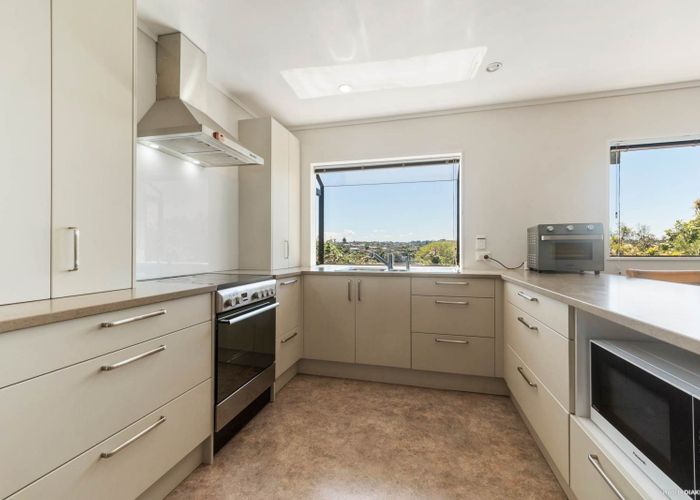  at 2/39 Browns Bay Road, Browns Bay, North Shore City, Auckland