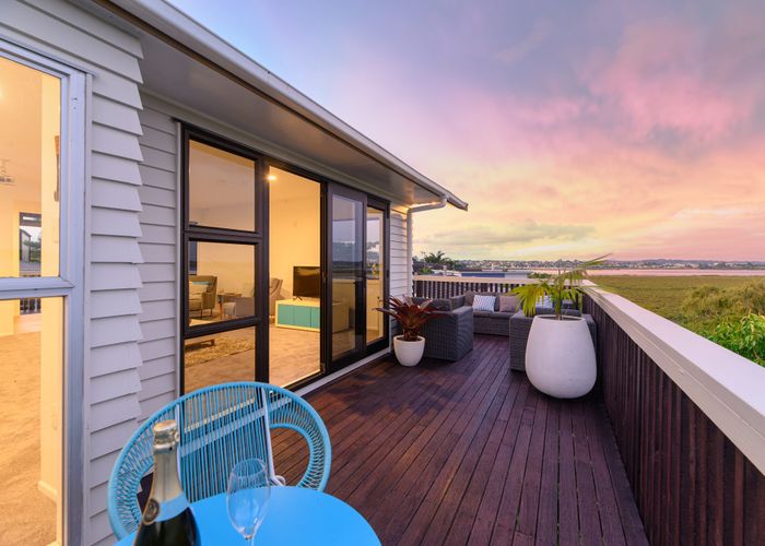  at 33 Dawnhaven Drive, Te Atatu Peninsula, Auckland