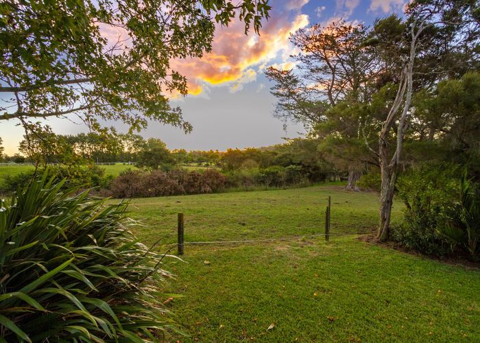  at 4 Monkton Close, Greenhithe, Auckland