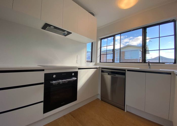  at 2/45 Shakespeare Road, Milford, Auckland