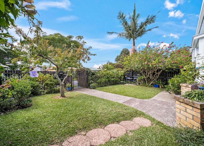  at 10 Riro Street, Point Chevalier, Auckland