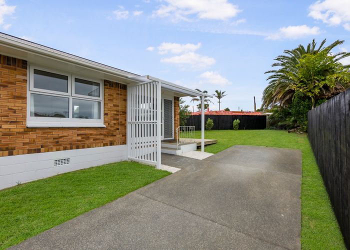  at 2/33 Malone Road, Mount Wellington, Auckland