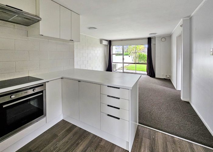  at 2/15 Queen Mary Avenue, New Lynn, Waitakere City, Auckland