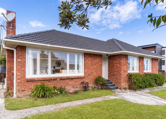  at 18 Essex Street, Te Atatu South, Waitakere City, Auckland