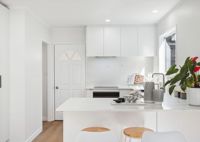  at 2/9A De Val Drive, Titirangi, Auckland