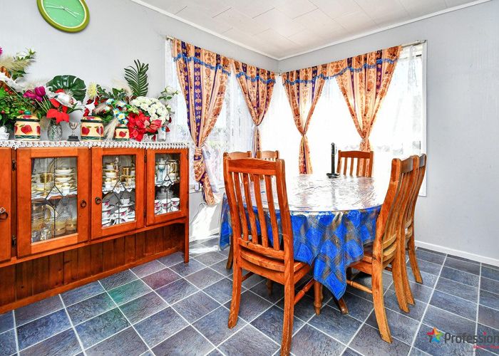  at 8 Staverton Crescent, Mangere, Auckland