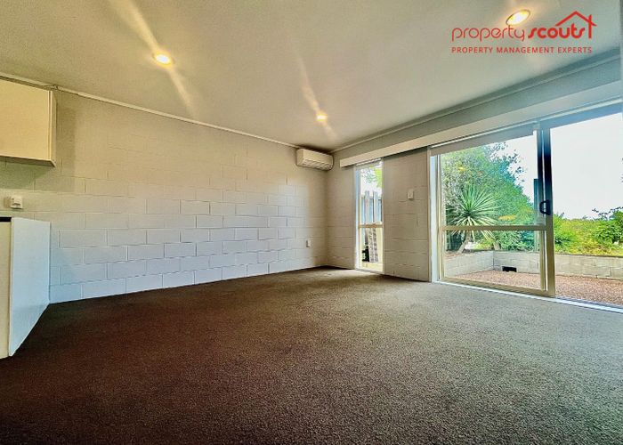  at 2/22 Chivalry Road, Glenfield, North Shore City, Auckland