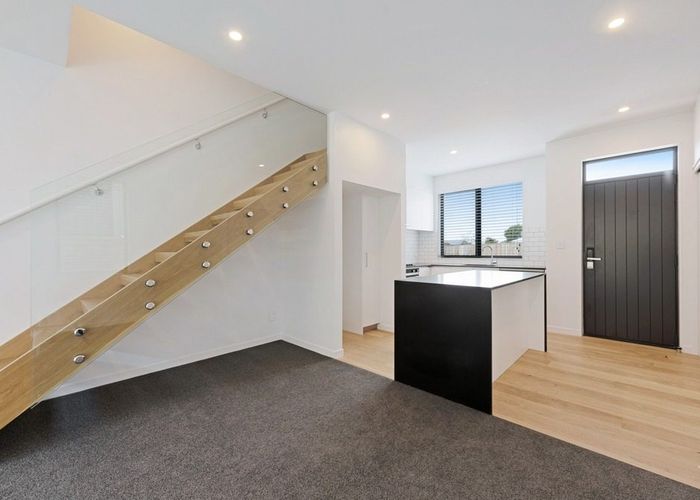  at 17/166 Queens Drive, Lyall Bay, Wellington