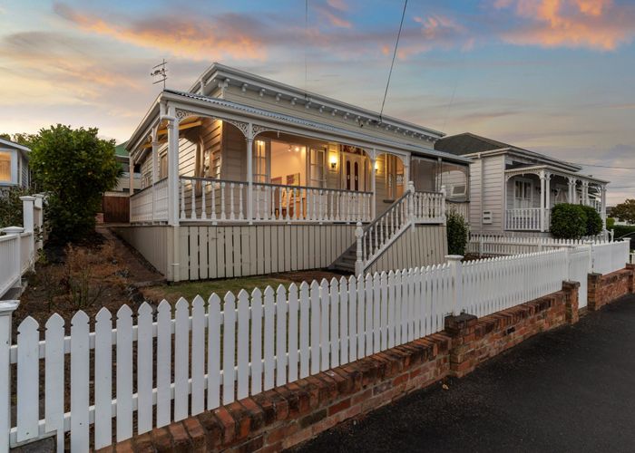  at 1/16 Richmond Avenue, Northcote Point, Auckland