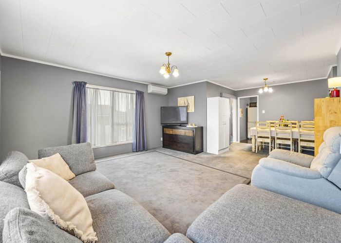  at 2/39 Blacklock Avenue, Henderson, Waitakere City, Auckland