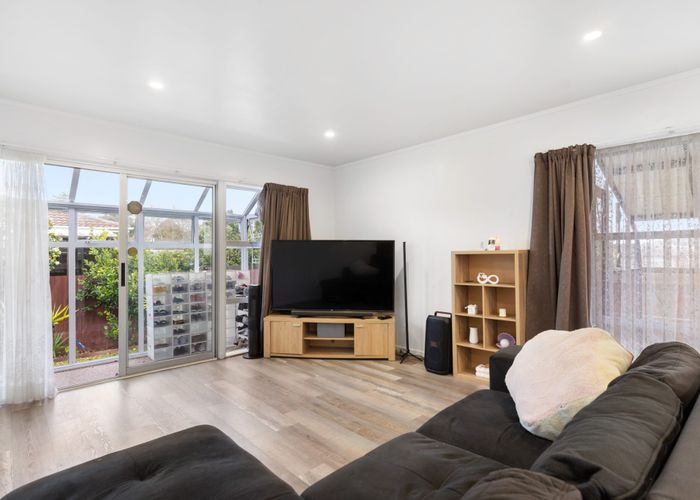  at 2/17 Poinsettia Place, Henderson, Waitakere City, Auckland