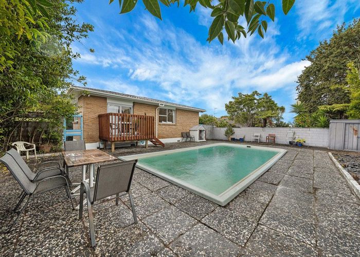  at 3 Dundas Place, Henderson, Waitakere City, Auckland