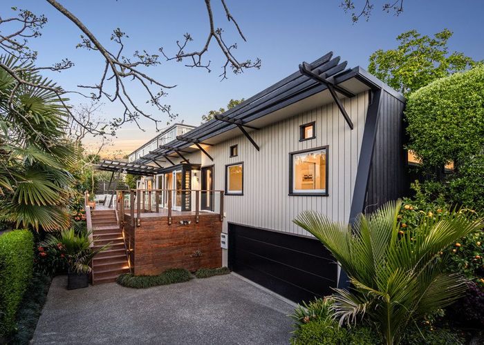  at 2/7 Sentinel Road, Herne Bay, Auckland