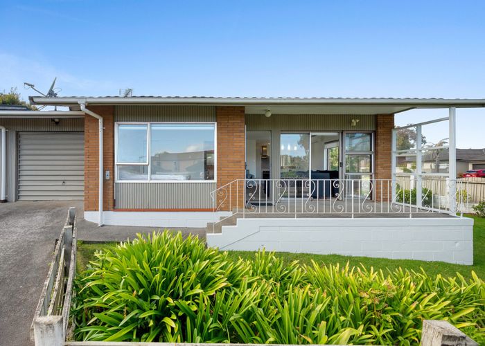  at 1&2/15 Bramley Drive, Farm Cove, Manukau City, Auckland
