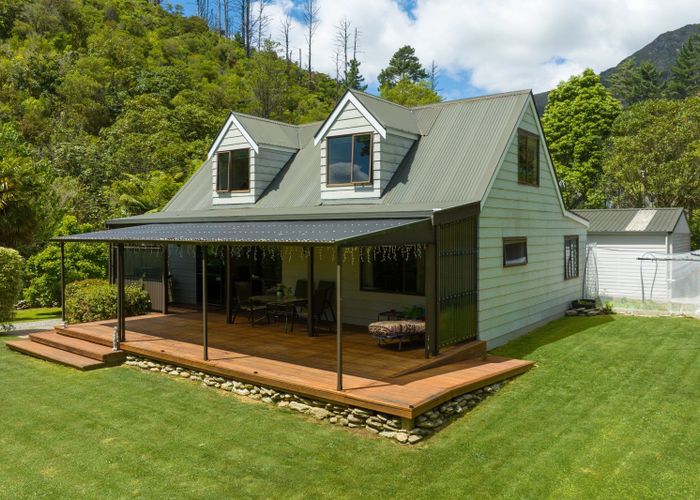  at 18 Brough Place, Ngakuta Bay