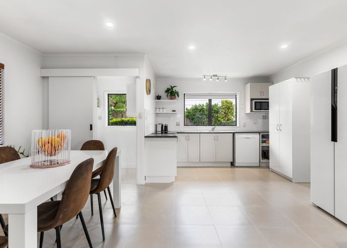  at 2/508 East Coast Road, Mairangi Bay, North Shore City, Auckland