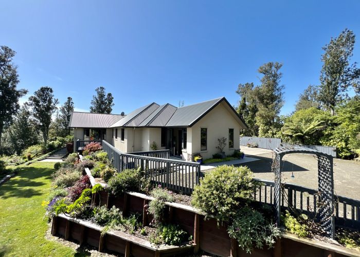  at 660 Wainui Road, Wainui