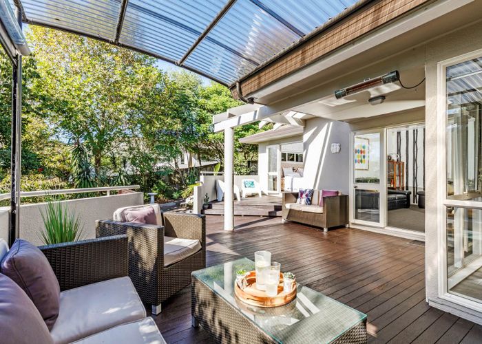 Free property data for 52 Goldfinch Rise, Unsworth Heights, Auckland