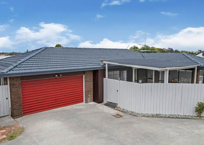  at 1/16 Parramatta Place, Botany Downs, Auckland