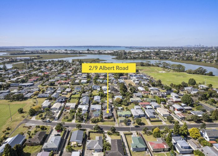  at 2/9 Albert Road, Kelston, Auckland
