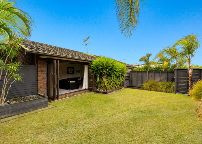  at 27 Dianne-Louise Drive, Half Moon Bay, Manukau City, Auckland
