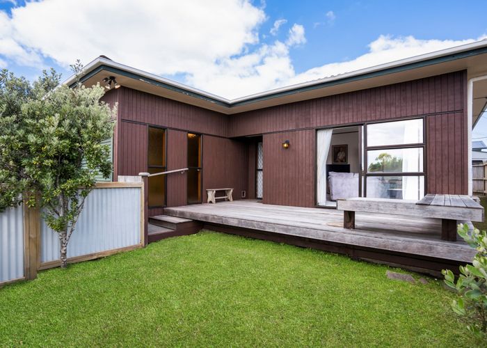  at 1/29 Sunnyfield Crescent, Glenfield, Auckland