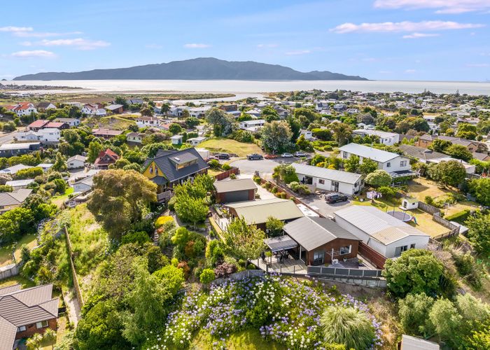  at 25 Pine Ridge Terrace, Waikanae Beach, Waikanae