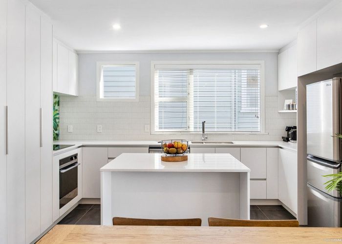 at 33 Kenneth Avenue, Sandringham, Auckland