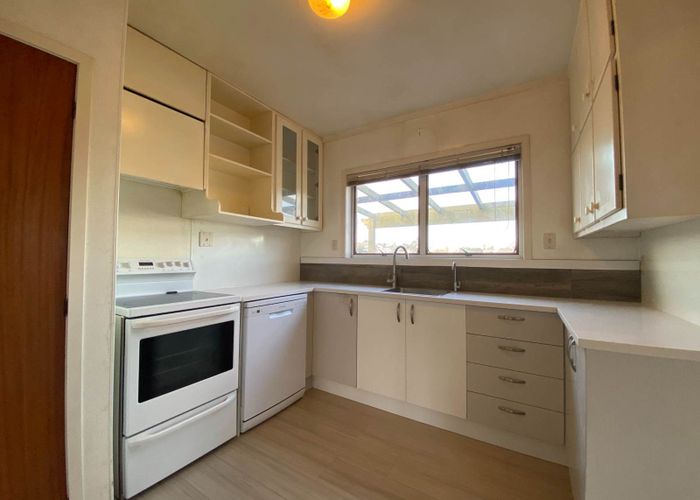  at 2/8 Knightsbridge Drive, Forrest Hill, North Shore City, Auckland