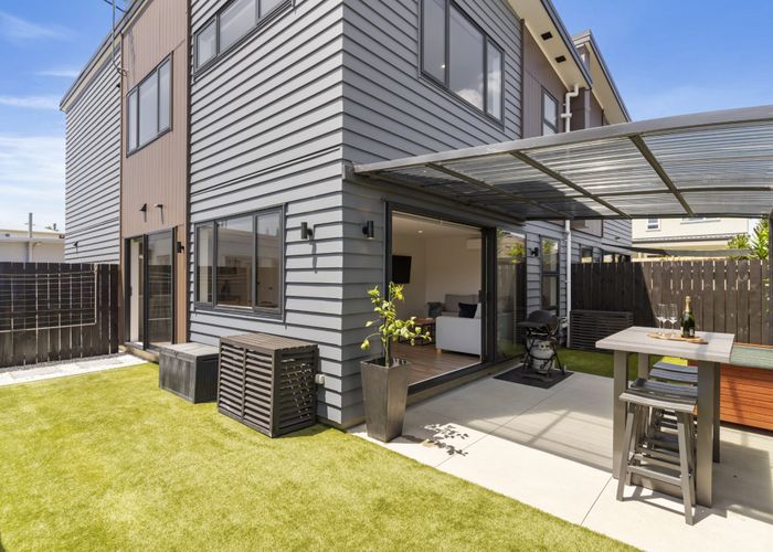  at 2/1 Tiaka Place, Pakuranga, Auckland