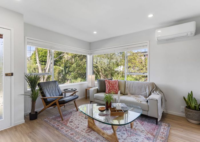  at 2/70 Cliff View Drive, Green Bay, Auckland