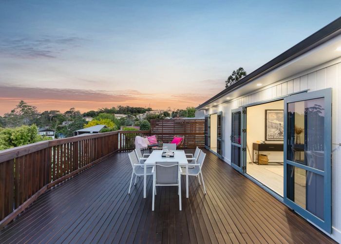  at 1/547 East Coast Road, Browns Bay, Auckland