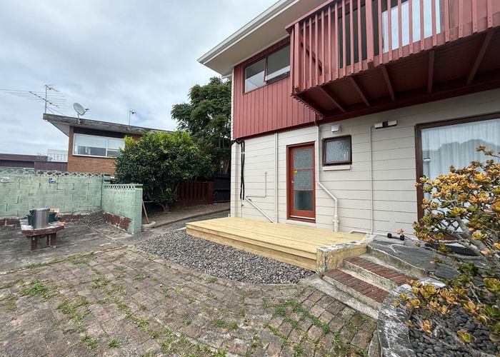  at 2/22 Tui Glen Road, Birkenhead, North Shore City, Auckland