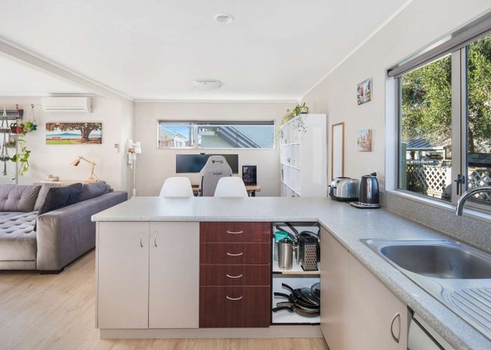  at 131C Queens Drive, Lyall Bay, Wellington