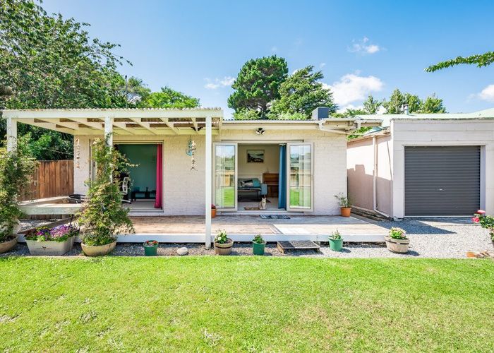  at 15 Dale Road, Raumati South, Paraparaumu