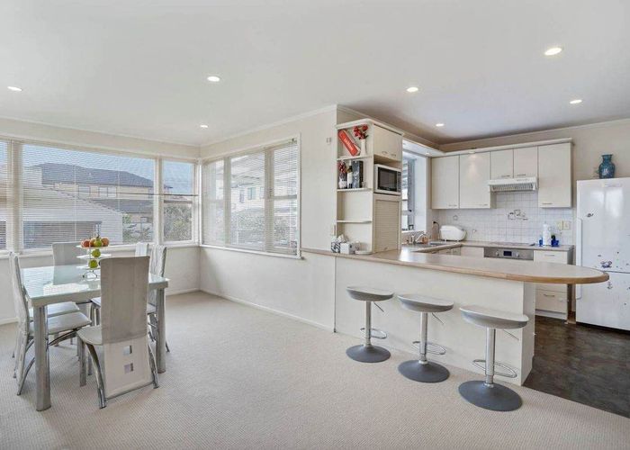  at 6 Hamilton Road, Papatoetoe, Auckland