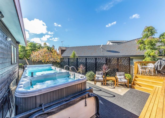  at 8 Oakpark Place, West Harbour, Auckland